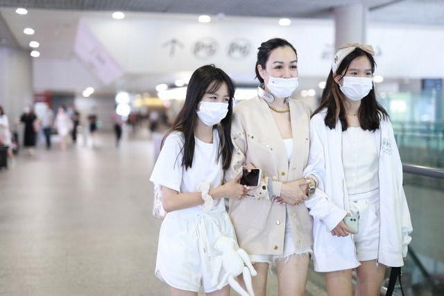 钟丽缇与女儿走机场，针织开衫配白色短裤超洋气，母女美如姐妹花