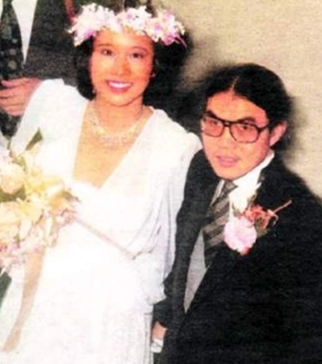 郭晶晶公公罕露面，75岁霍震霆独自逛平价店，头发斑白穿着朴素