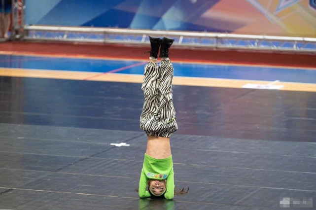 小S女儿秀倒立一字马，练出腹肌眼神坚定自信，妈妈直呼是碧昂丝