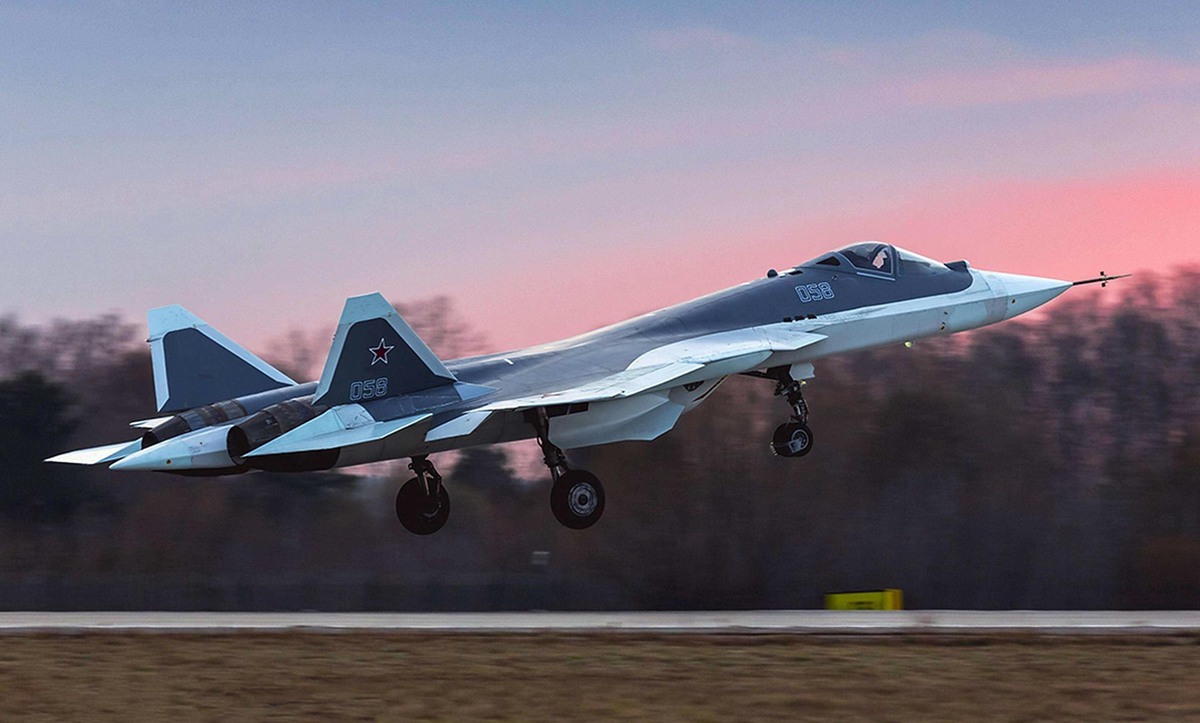 五代隐身战机坠毁记录！俄国人：F-35事故多于苏57，歼20坚不可摧