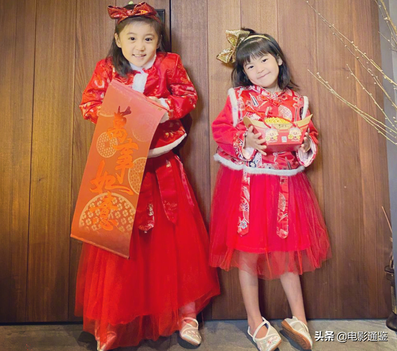 漂亮姐妹花！ 咘咘波妞穿同款衣服合影，這顏值不當童星可惜了