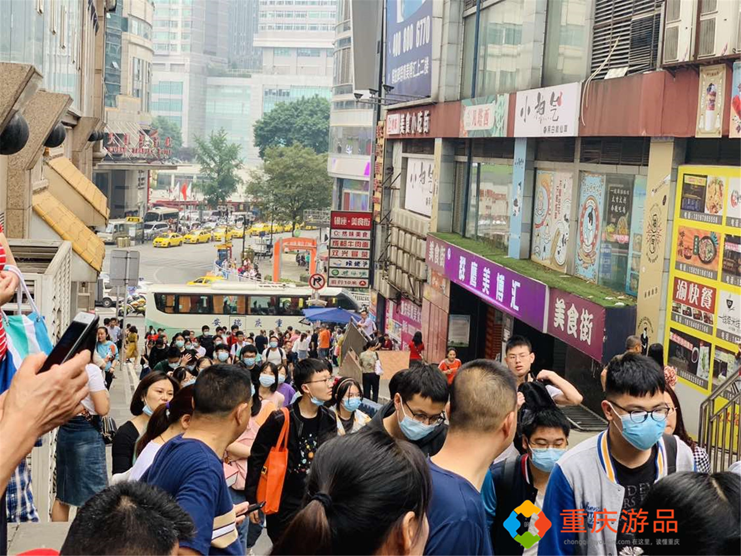 聚焦2021重庆高考：解放碑二十九中实况，家长送考热情不如往年