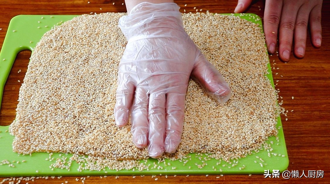 往糯米糊內倒入芝麻，用手壓一壓，就是小時候常吃的美食，有彈性