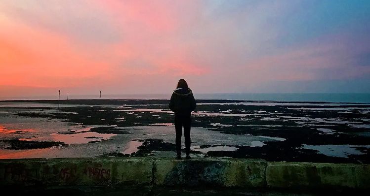 年幼弟妹要照料，瘾君子母亲要供养，这个高中