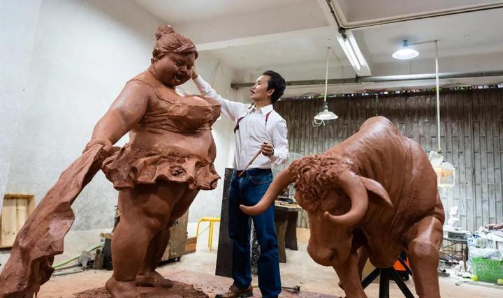 “肥女斗牛”泥稿放大，为西班牙而作
