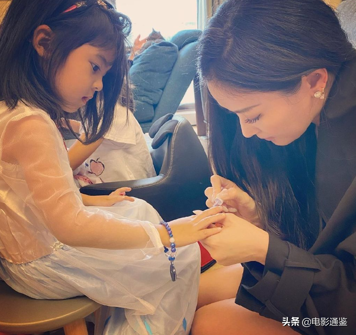 賈靜雯女兒戶外合影，5歲姐姐越長越清秀，見到3歲波妞心動了