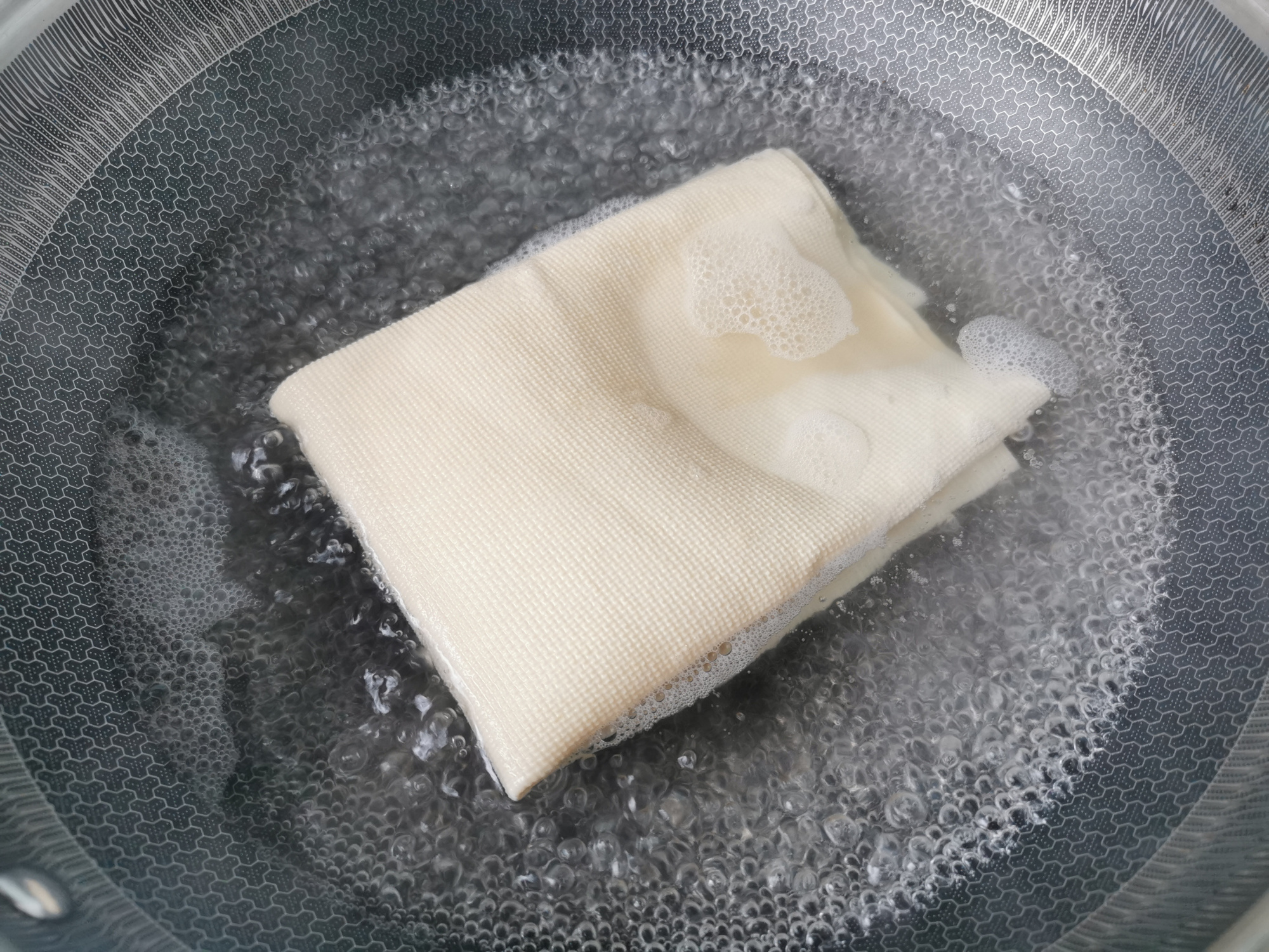 不油炸不煸炒，豆腐皮裹上肉餡蒸一蒸，10分鐘上桌，少油更健康