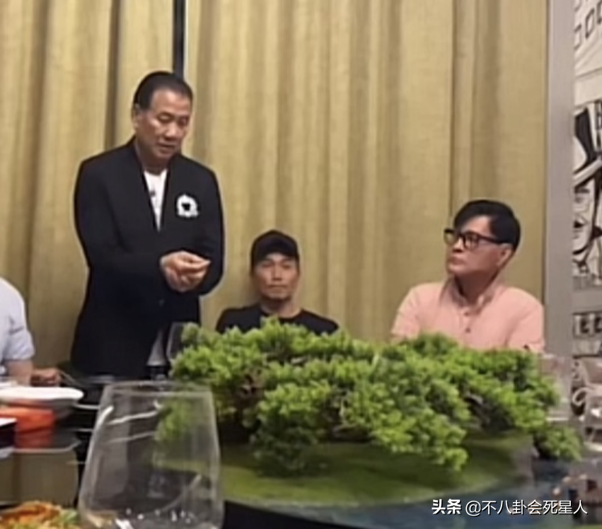 香港老艺人聚会，万梓良坐C位不停说话，70岁徐少强带私生子现身