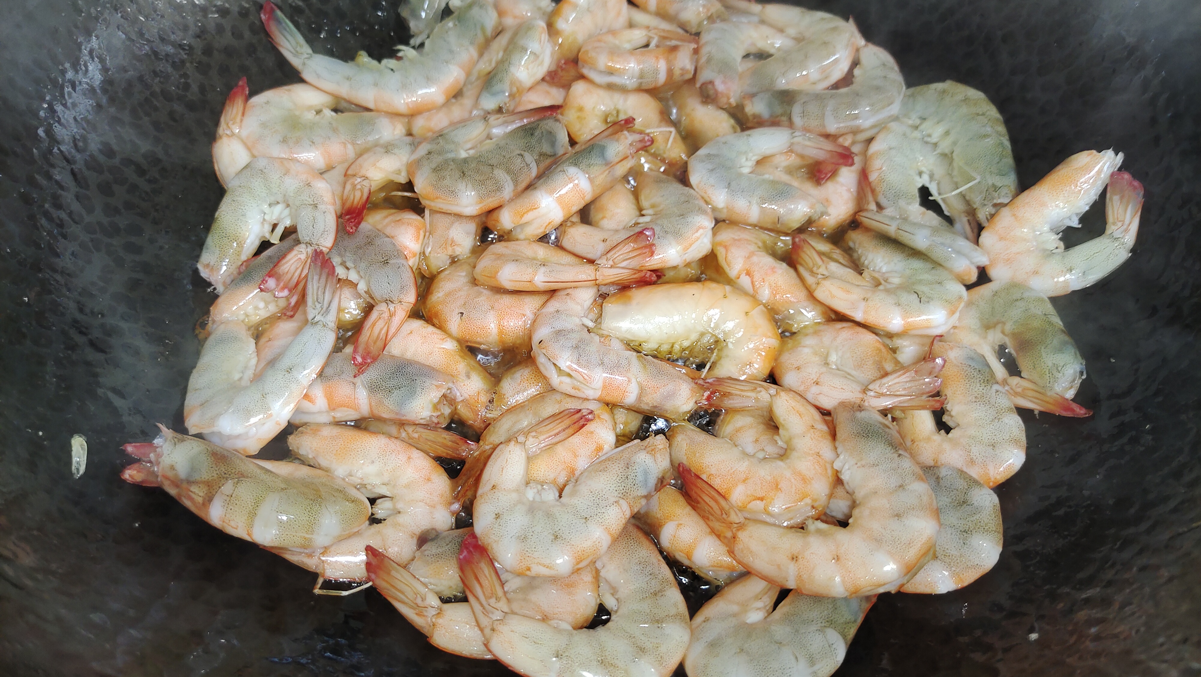 做油燜大蝦，很多人會做錯3步，難怪油不紅殼不脆，照此做才正宗