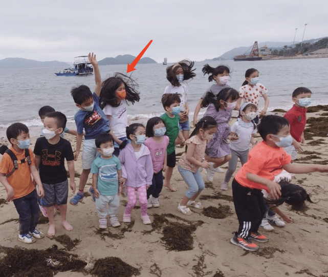 梁咏琪一家三口散步，6岁女儿身高快到妈妈肩膀，五官精致超漂亮