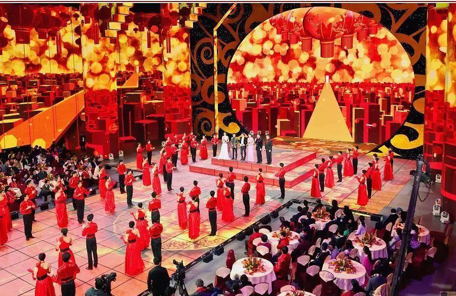 又到了一年一度的春节，第一届央视春节联欢晚会是什么样的呢？