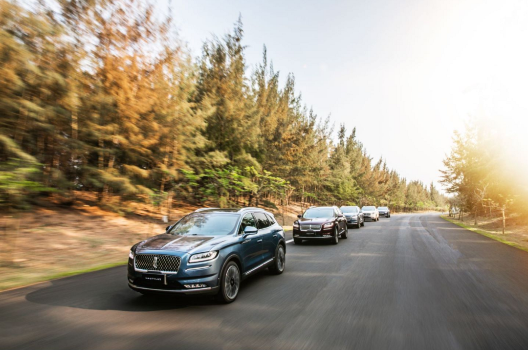 2.7T V6、22向座椅调节、35个声学包，看航海家的豪华