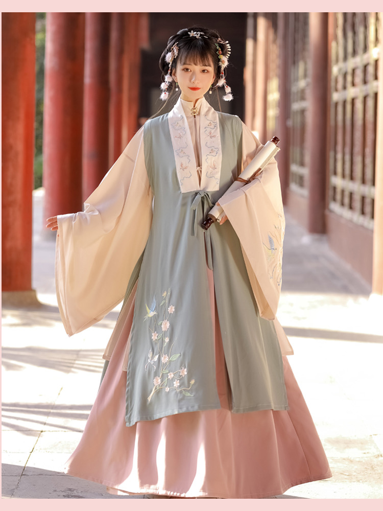 例如,"上衣"有衫(单层,贴身穿着,相当于现代服饰中的t恤,打底衫等),襦