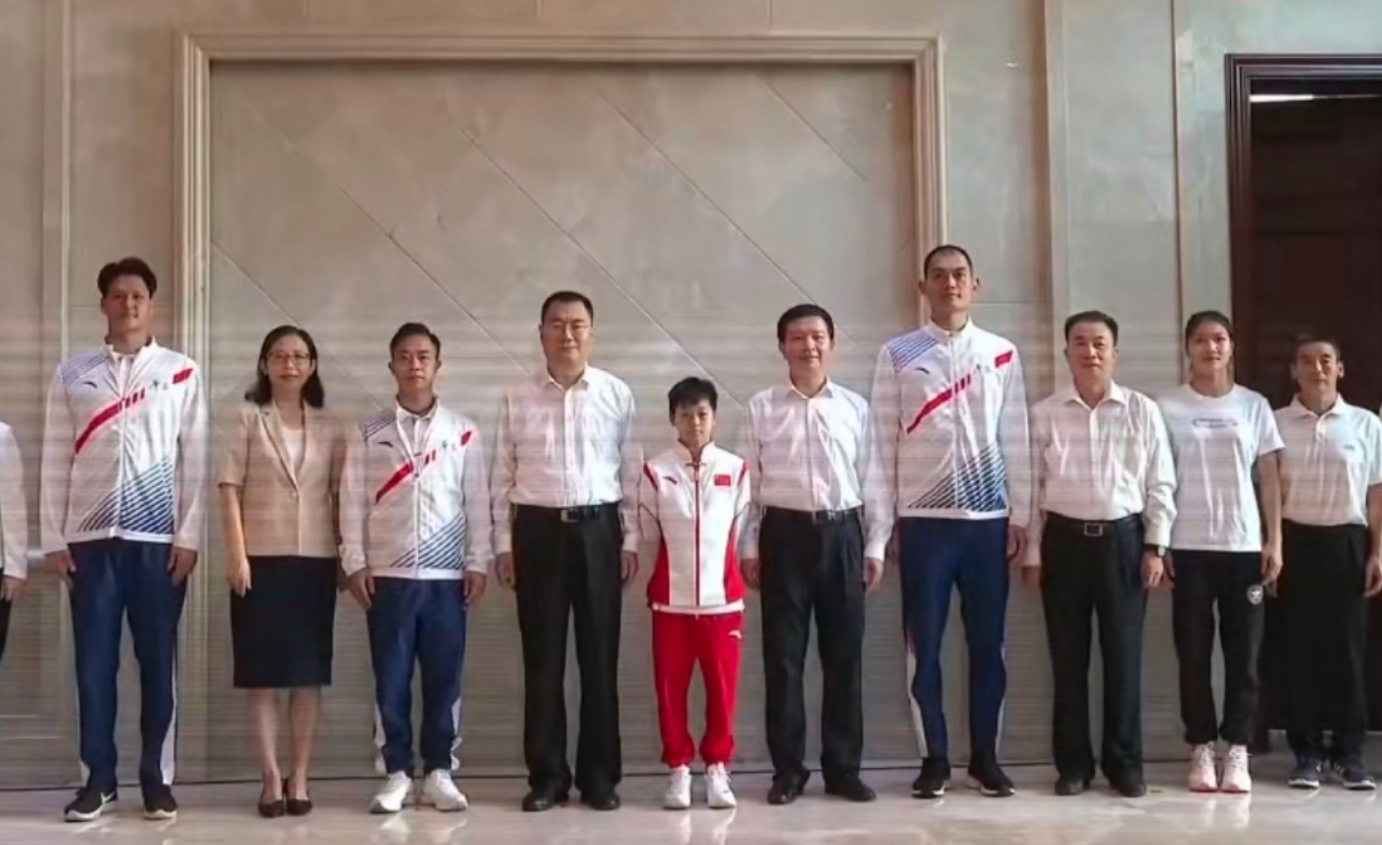 时隔8天终于现身！全红婵被湛江市领导接见，发言高水平合影站C位
