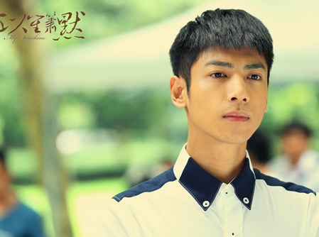 曾经是舞蹈老师，两次以组合出道《月上重火》