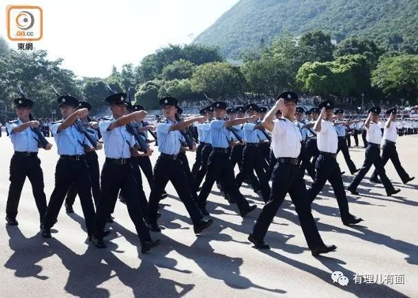 香港警察迈着解放军的步伐走来了！