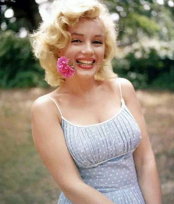 传奇的梦露：20年间3段婚姻，被性侵被包养，美国总统都为她着迷