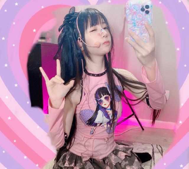 蔡萝莉为了证明自己还小，喝水还要用奶瓶，摆