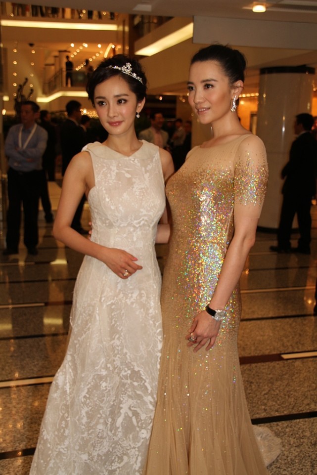 宋佳真是不服输，和杨幂同框穿金色长裙，显得杨幂好素淡，真厉害