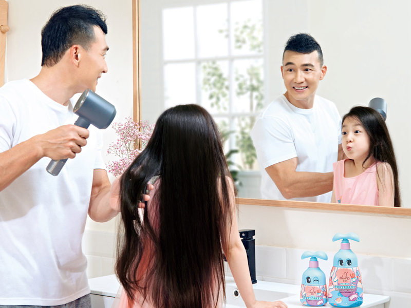 刘畊宏女儿幸好没长歪！丸子头到长卷发美到不敢认，长大还得了？