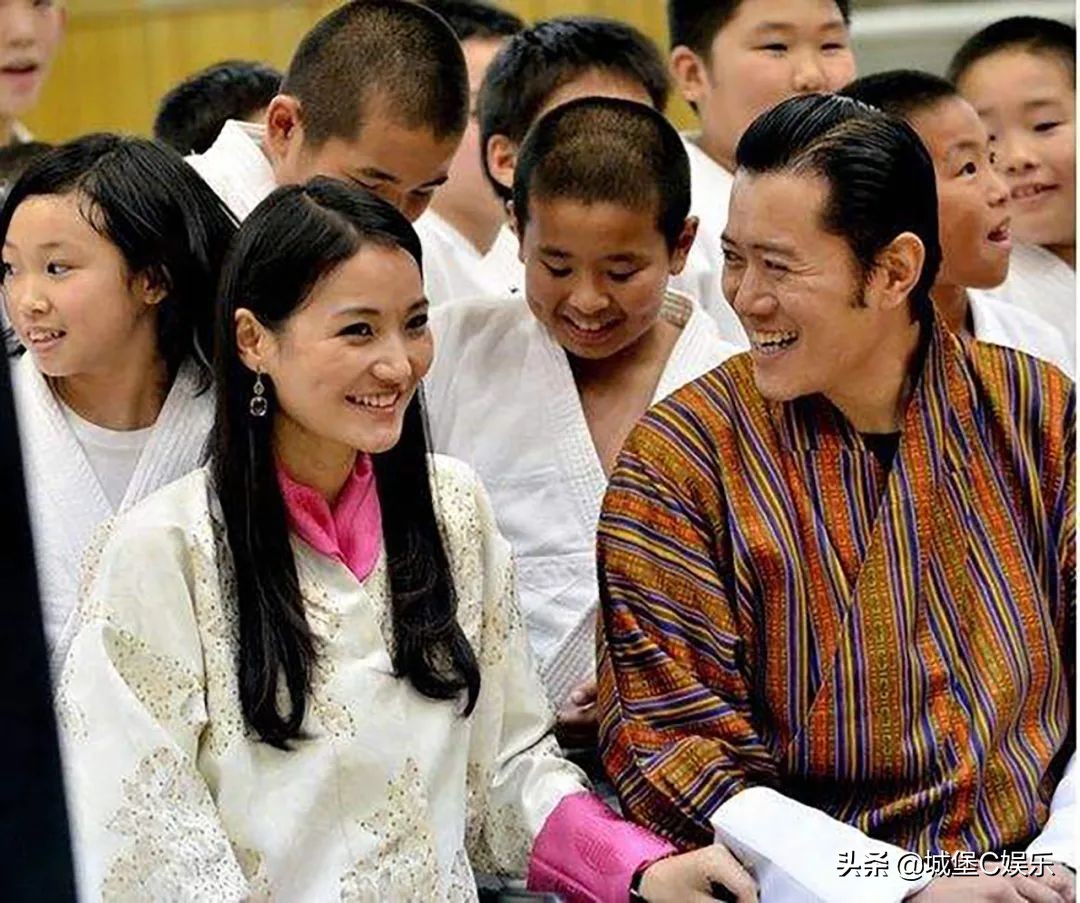 不丹王后被国王冷落，独抱两儿子很孤单，错看