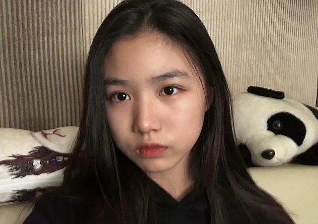 偶遇汪峰夫婦帶孩子用餐，章子怡跟小蘋果形影不離，母女關係親密