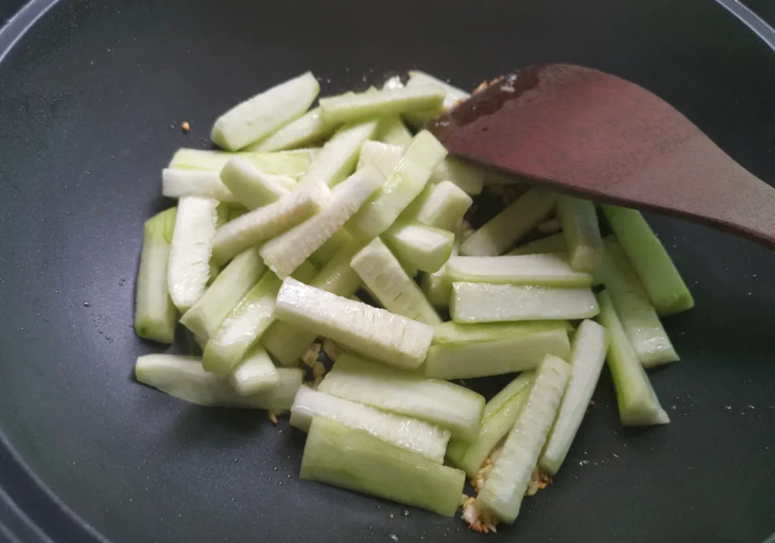 丝瓜是个好东西,超简单的炒丝瓜教学 美食做法 第7张 丝瓜是个好东西,超简单的炒丝瓜教学 美食做法 第7张