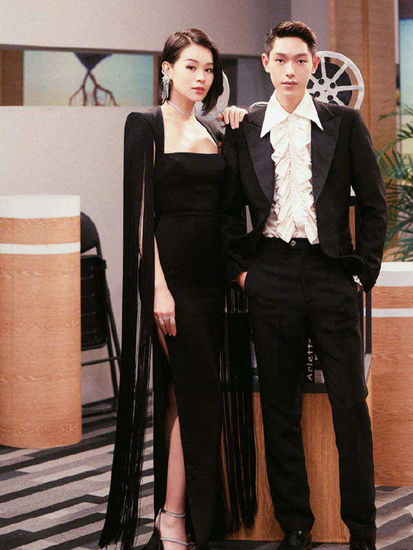 胡杏儿挺孕肚探班闺蜜，怀孕9月肚大如箩，穿宽