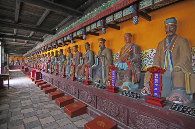 伊拉克挖出几个破罐子，引人围观，专家：中国