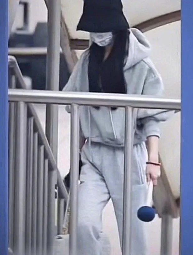 趙麗穎穿褲子用別針固定,離婚後暴瘦的她,惹得粉絲直呼心疼
