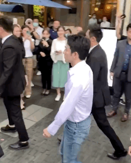 李佳琦半夜发文道歉，对线下活动安保开路推人，他向那位先生道歉