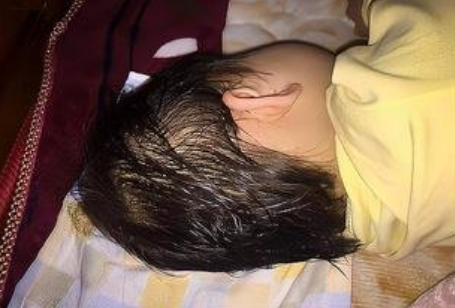 宝宝一睡觉就“满头大汗”，并非只是热和缺钙导致，父母别大意