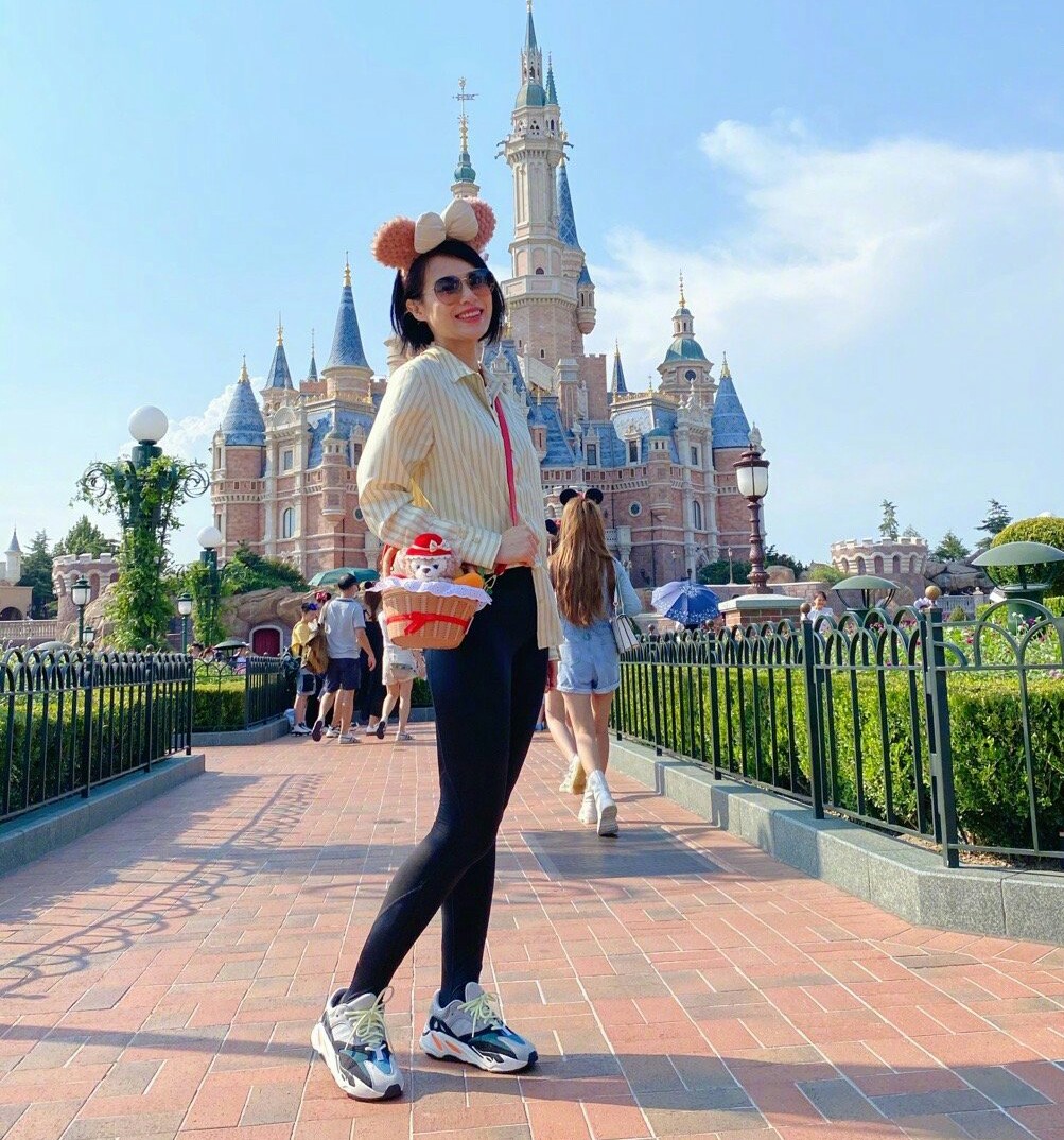41岁胡杏儿挺7月孕肚现身！穿大袄扎腰带真多余，衬得肚子更大