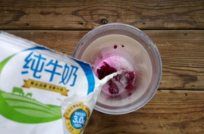 1個火龍果，1盒牛奶，教你做這個簡單的甜品，奶香濃郁入口即化