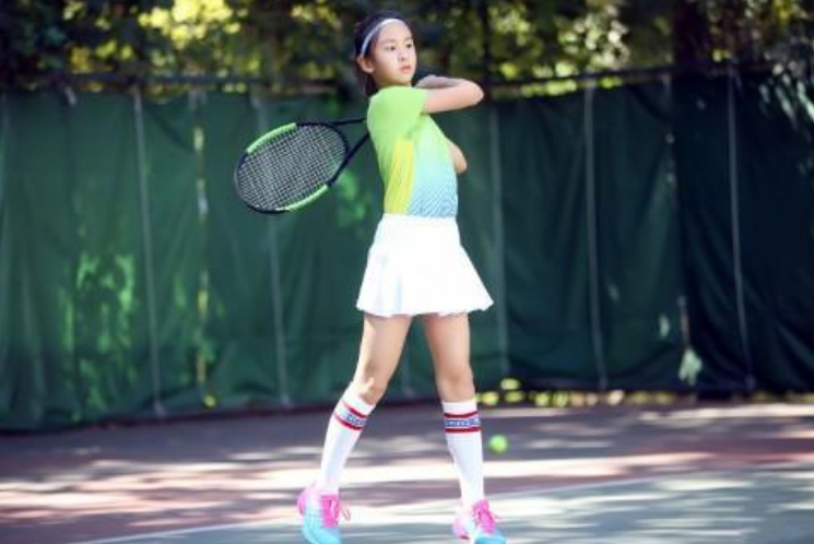 田亮女兒“逆天式發育”，12歲身高近一米七，長腿吸睛又美又颯