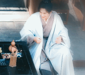 《山河令》周子舒暂时失聪，靠口型猜温客行的话，张哲瀚设计漏肩
