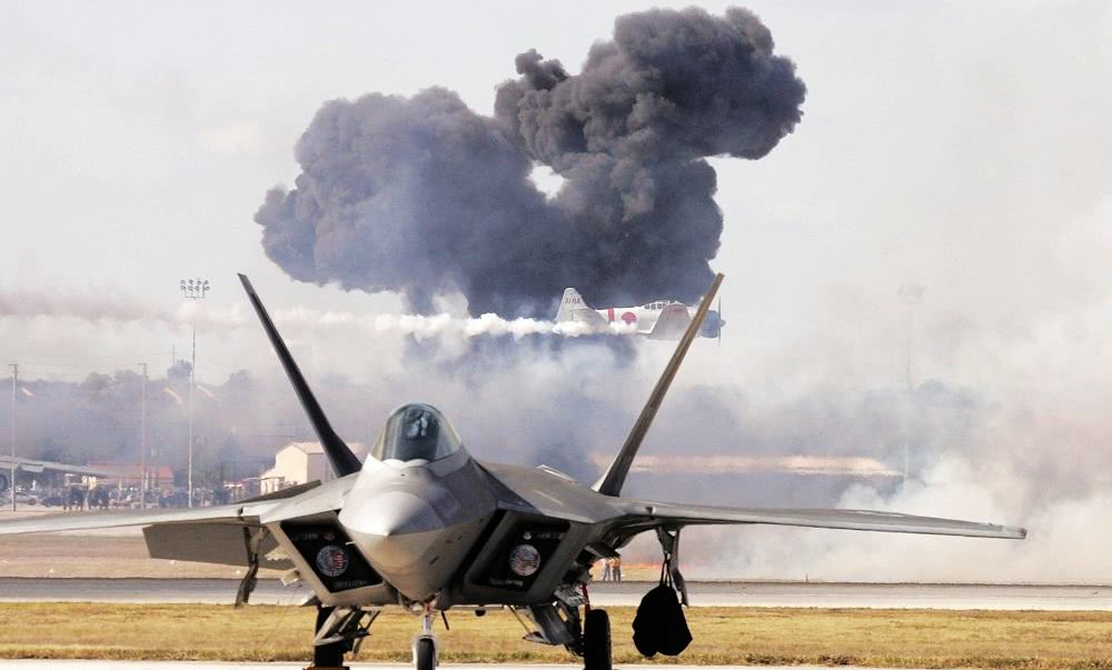 在同一个基地，美军又摔了一架F35，4天连摔2架五代机