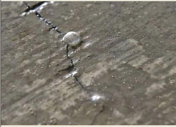 毛坯房惊现2米长的贯穿性裂缝！水直接渗到楼下