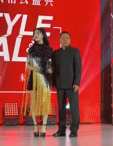 范冰冰空降盛典活动气质大变，将高定穿成妈妈装，脸部浮肿明显
