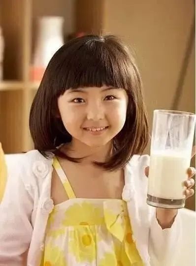 张子枫背后大佬身份曝光，她这15年的成名之路，太不容易了