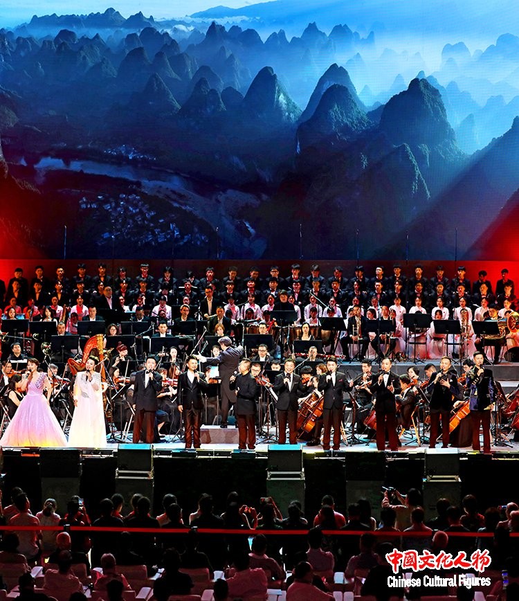 郁钧剑从艺五十<font color=red>周年</font>回乡演唱会70位歌唱家倾情演绎民族经典