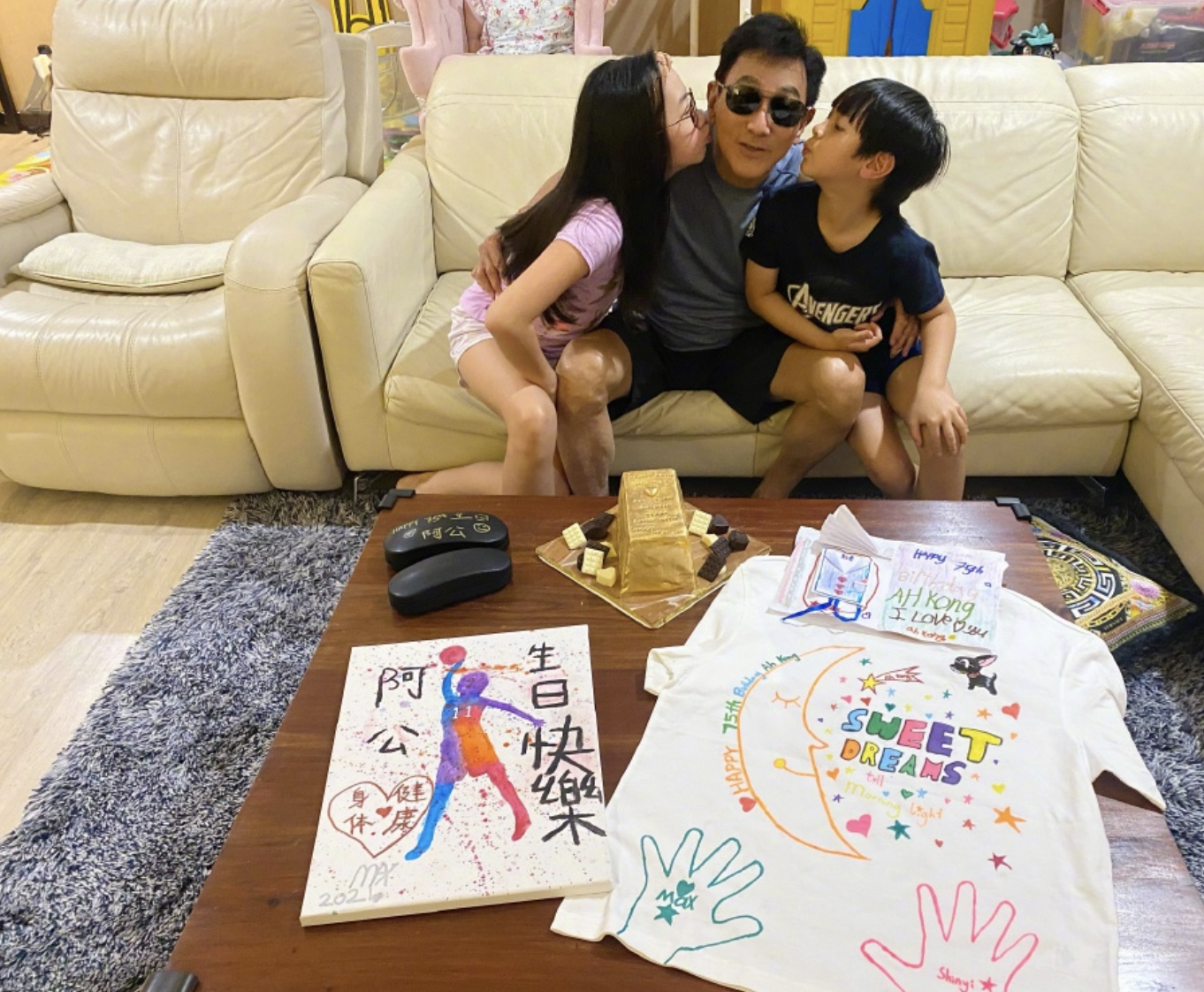 吴尊晒照为75岁爸爸庆生，十几口人同框人丁兴旺，可惜妈妈已离世