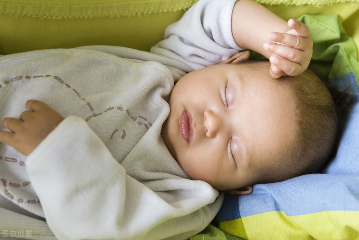 宝宝睡觉喜欢高举双手？不要强行塞进被子里，一些原因你知道吗？