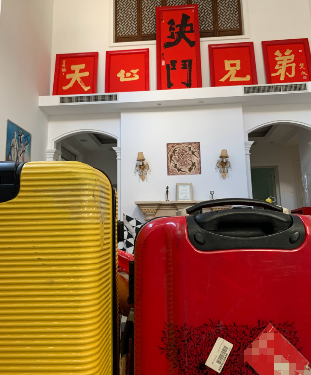 老戏骨马景涛晒粉丝礼物，自谦何德何能？拍照背景意外暴露豪宅