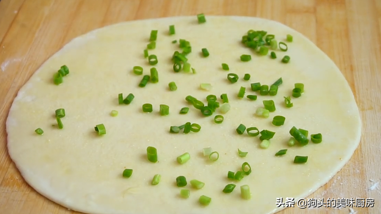 想吃蔥花餅別再買了，在家就能做，加一把蔥跟鹽，外酥裡軟，真香