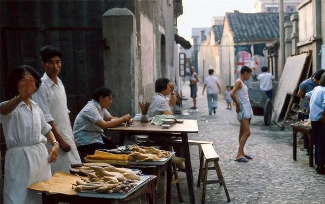 1983年中國珍貴曆史老照片，矜持的男女關係，拉風的警察叔叔