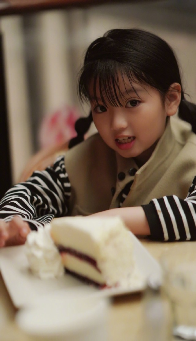 阿拉蕾的妈妈晒女儿日常，两个女儿越长越像，分食蛋糕超有爱