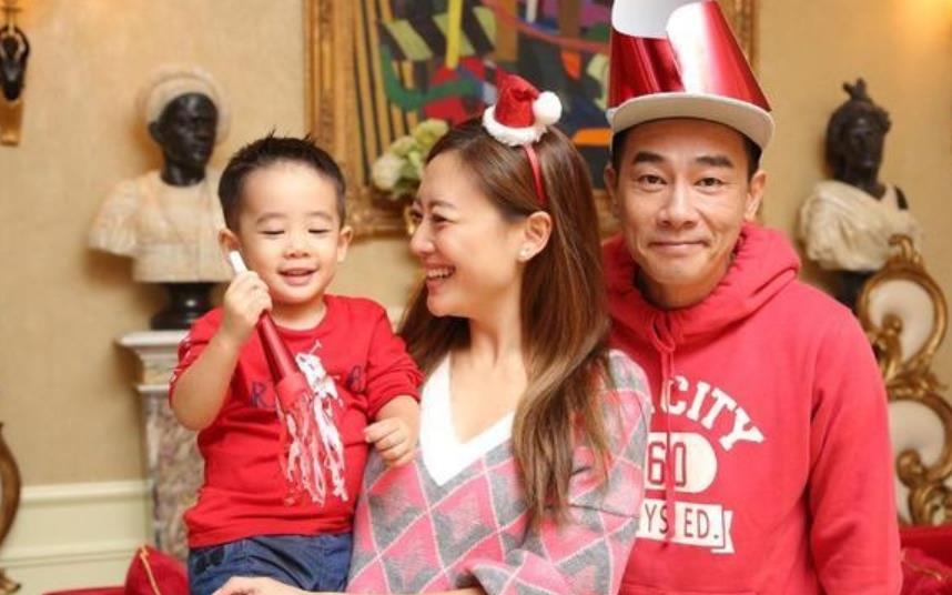 應采兒接兒子Jasper放學被拍，手拿漢堡超寵孩子，當眾跳舞很賣力