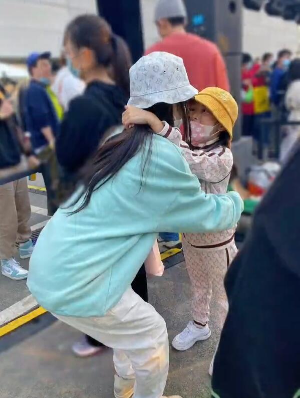 李小璐2020年终笔记，晒父母和女儿，秀闺蜜，只字不提贾乃亮