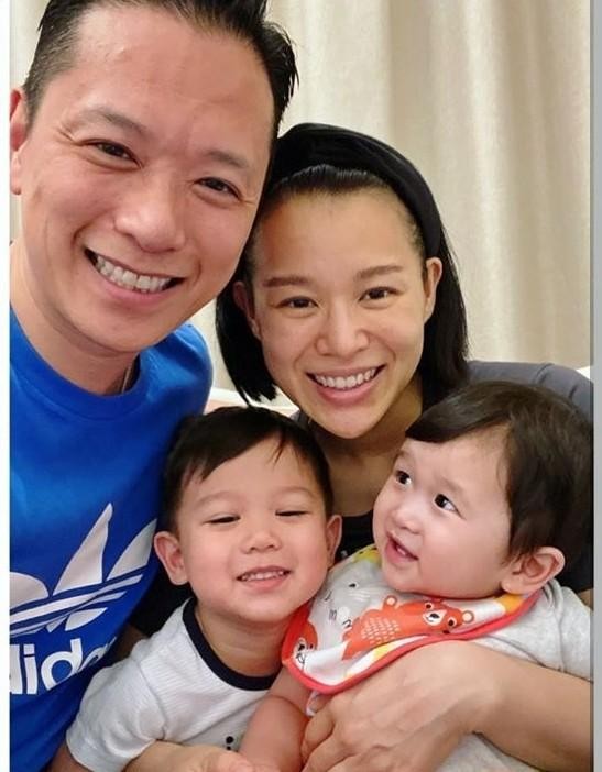 胡杏兒丈夫持家有道，攜倆兒子穿唐裝超喜慶，家種搖錢樹年味十足